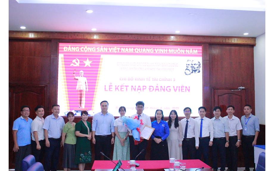 Chúc mừng sinh viên Đinh Trần Thái Dũng vinh dự đứng vào hàng ngũ Đảng
